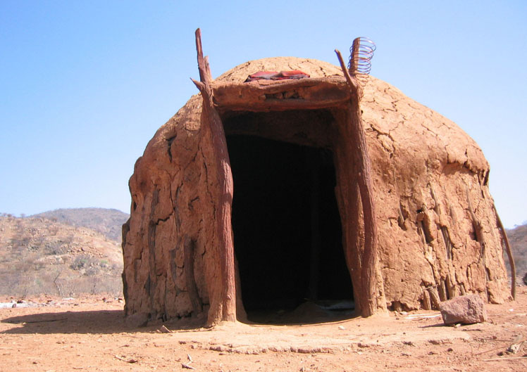 Authentische Lehmhütte in Namibia