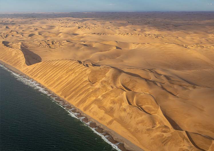 Atlantik und Dünen in Namibia